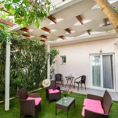 Ξενοδοχείο με διαμερίσματα Ioanna's House *